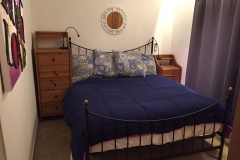 Das weitere Schlafzimmer mit einem Doppelbett