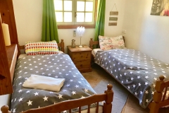 Das Schlafzimmer mit zwei Einzelbetten