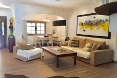 Das helle und gemütliche Wohnzimmer auf der Finca Mallorca Ca´n Bini